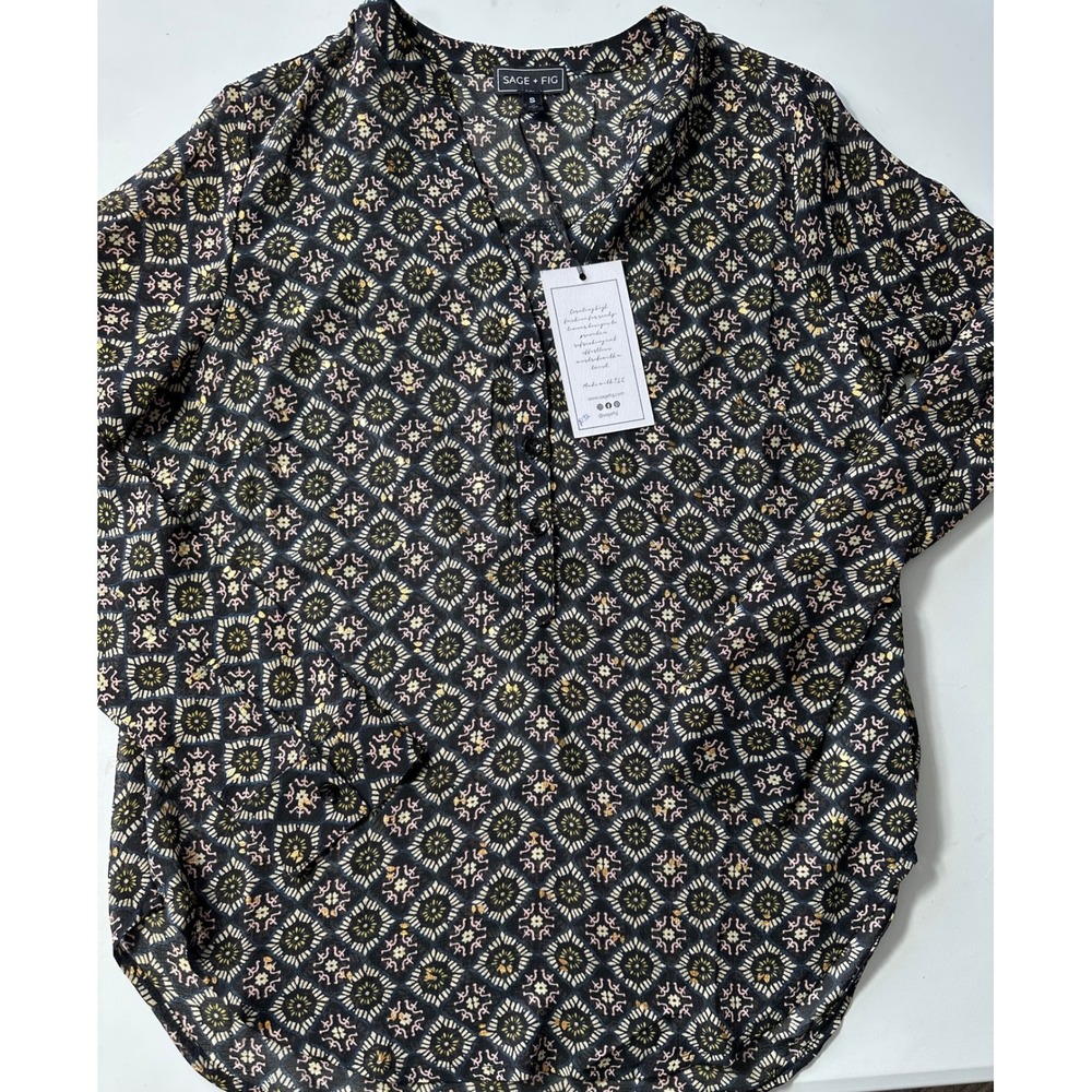 Sage + Fig Black Gold Geometric Tile Print Henley Blouse ST71039 NWT